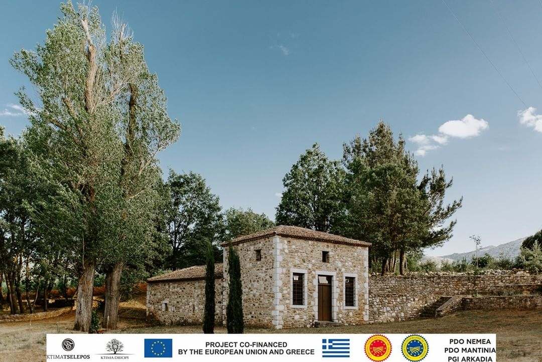 Weinberg und traditionelles Steingebäude in Nemea, Anbaugebiet des Driopi Nemea Reserve Agiorgitiko Weins