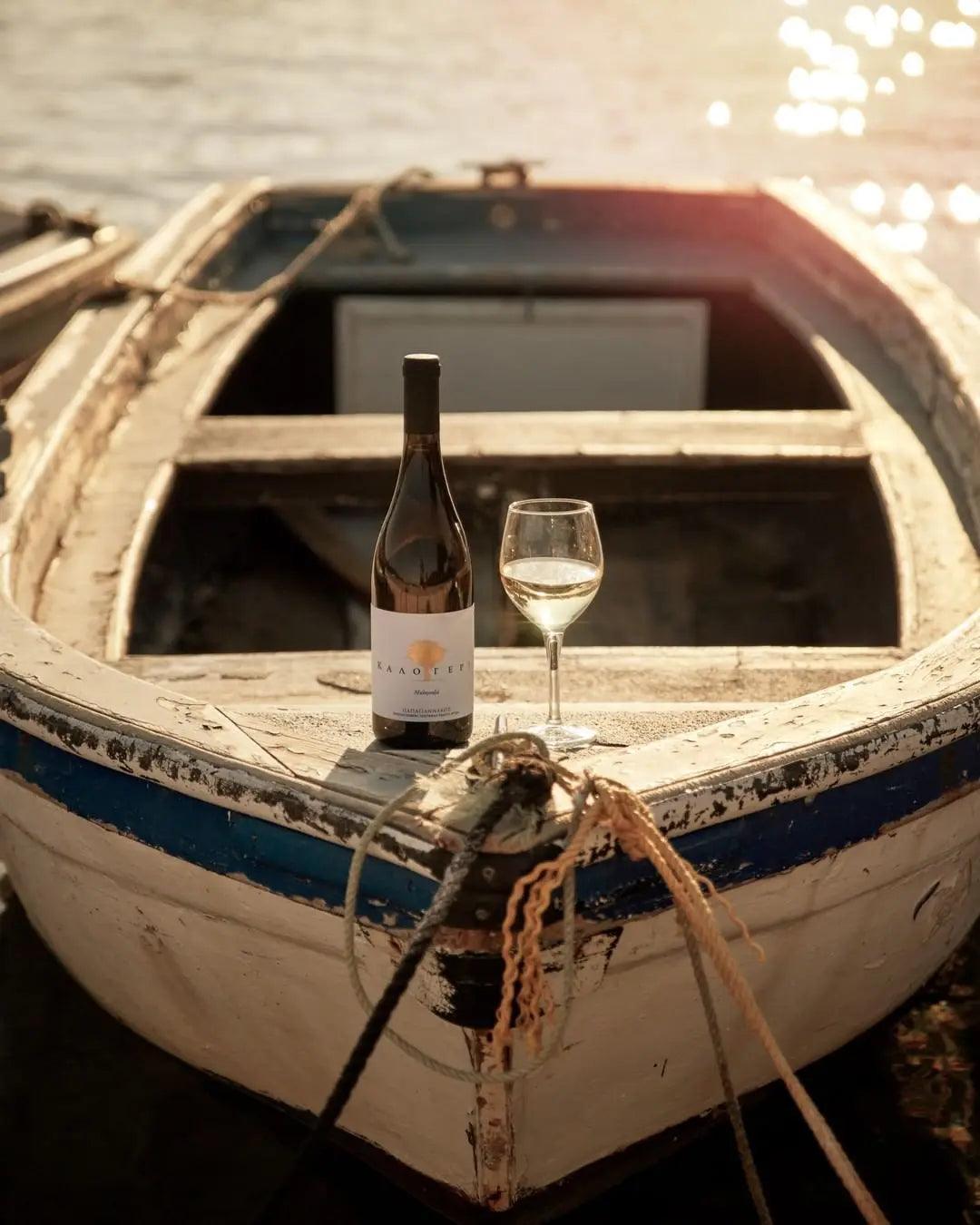 Kalogeri Malagousia Weißwein 2023 aus Attika in altem Boot mit Glas bei Sonnenlicht