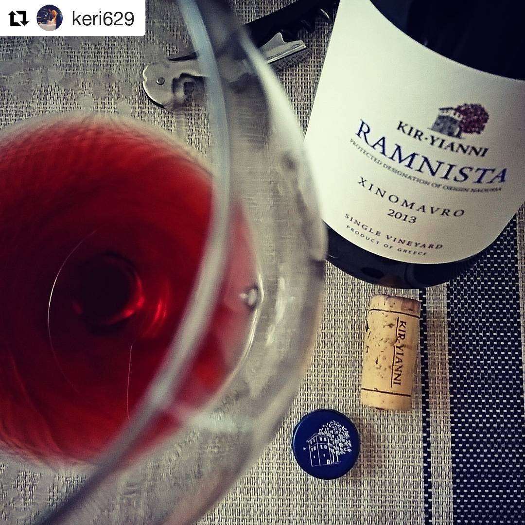 Rotwein Kir Yianni Ramnista aus Jahrgang 2019 mit Xinomavro-Trauben in einer Weinglasansicht