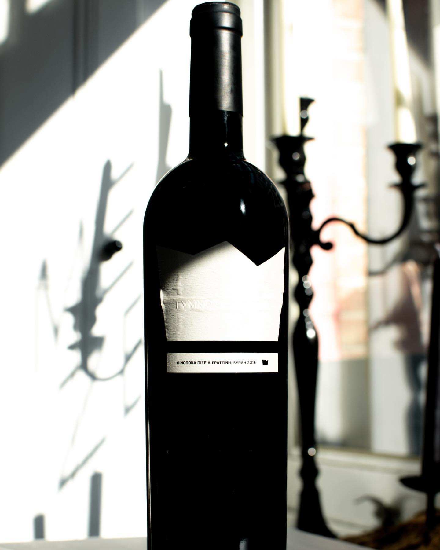 PIERIA ERATINI Syrah Rotwein in einer eleganten Flasche mit Holzfass Ausbau und minimalistischem Etikett