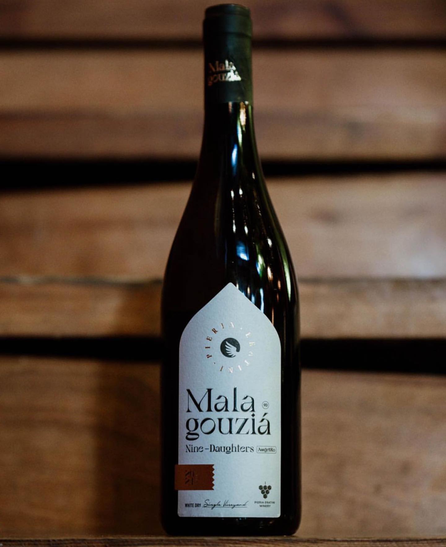 9 Daughters Malagousia von PIERIA ERATINI, trockener Weißwein mit Holzfass Ausbau in eleganter Flasche