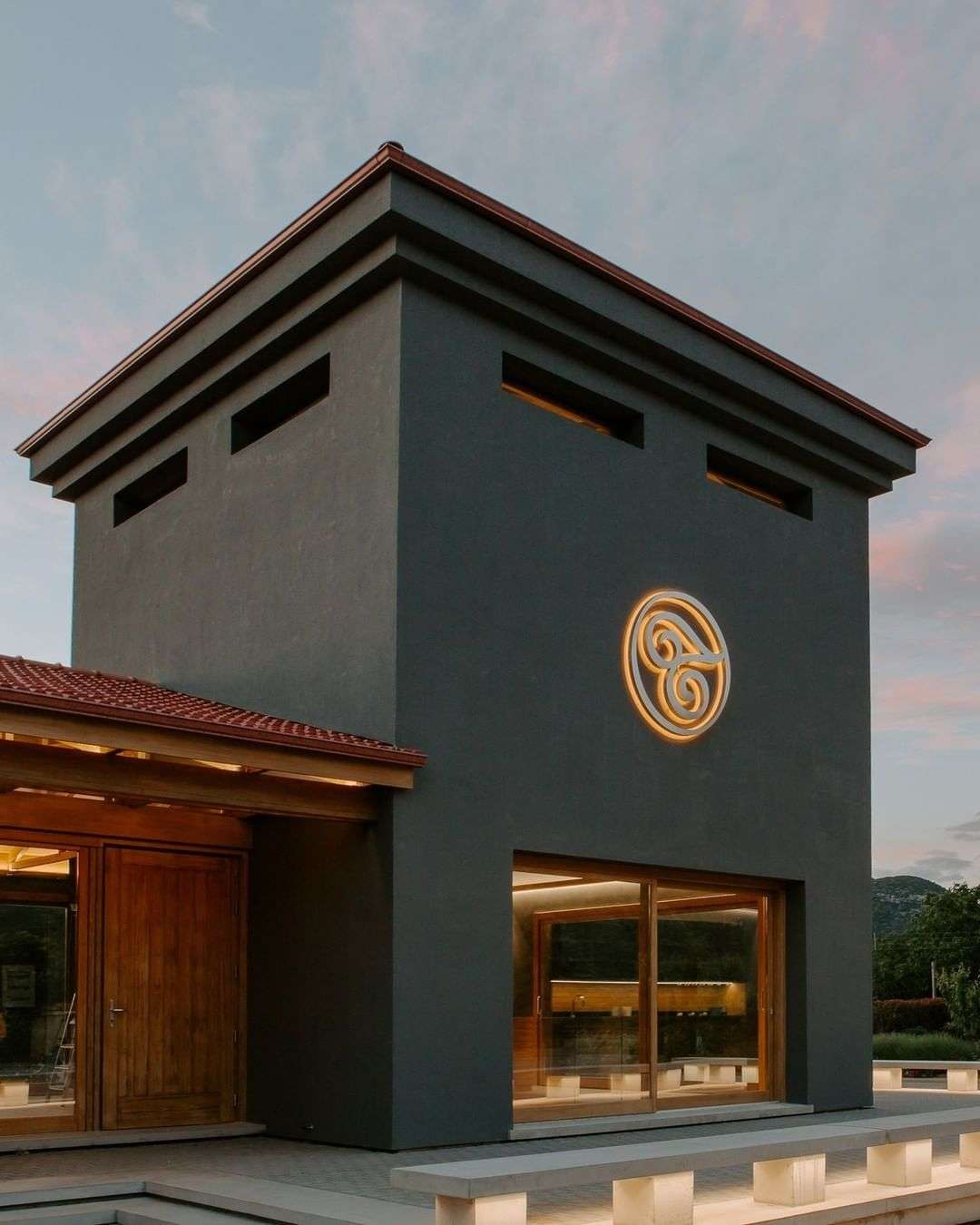 Weingut Ktima Driopi mit modernem Turmgebäude bei Sonnenuntergang in Nemea PDO Weinregion