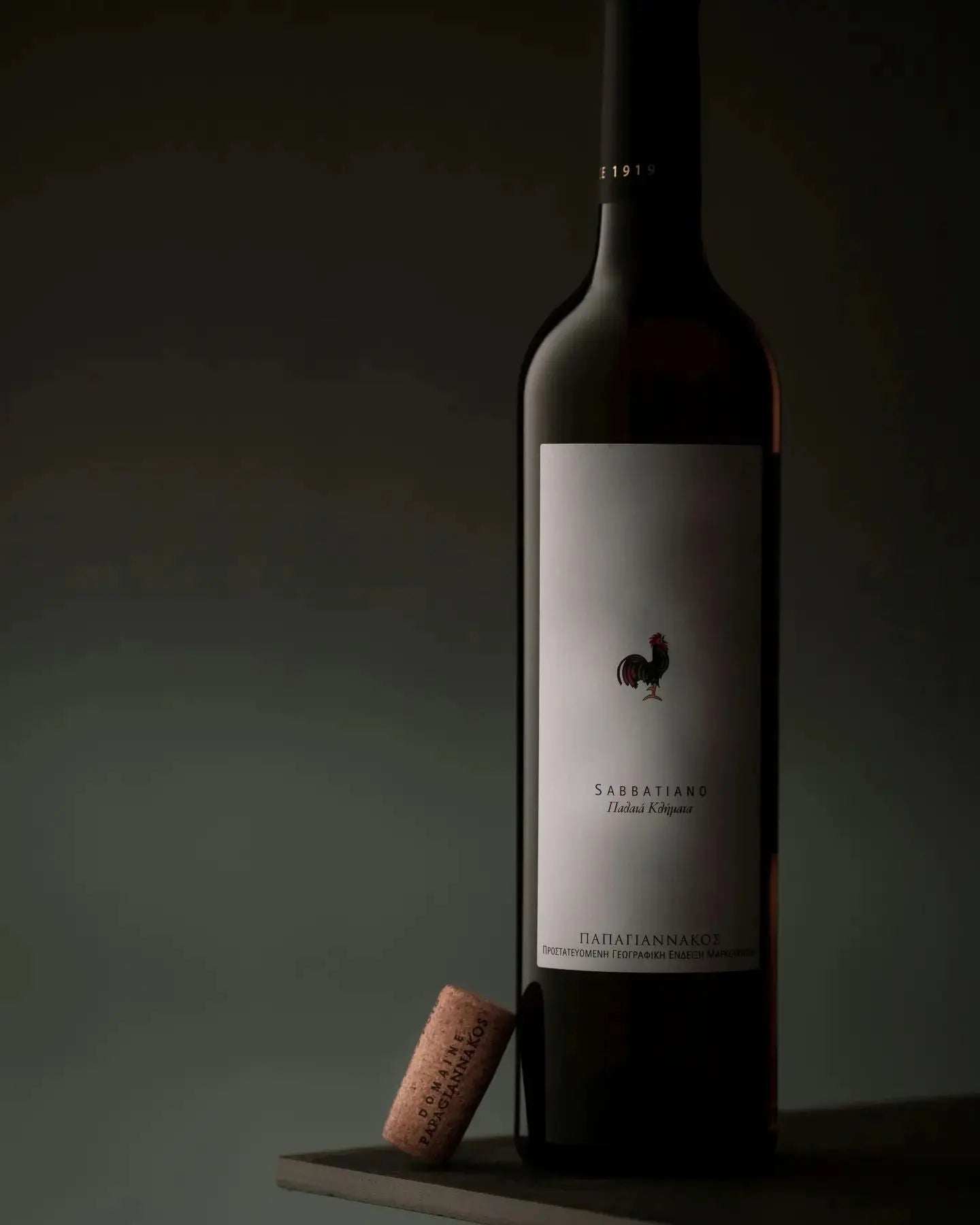Flasche Savatiano Old Vines Weißwein von Papagiannakos mit Korken vor dunklem Hintergrund
