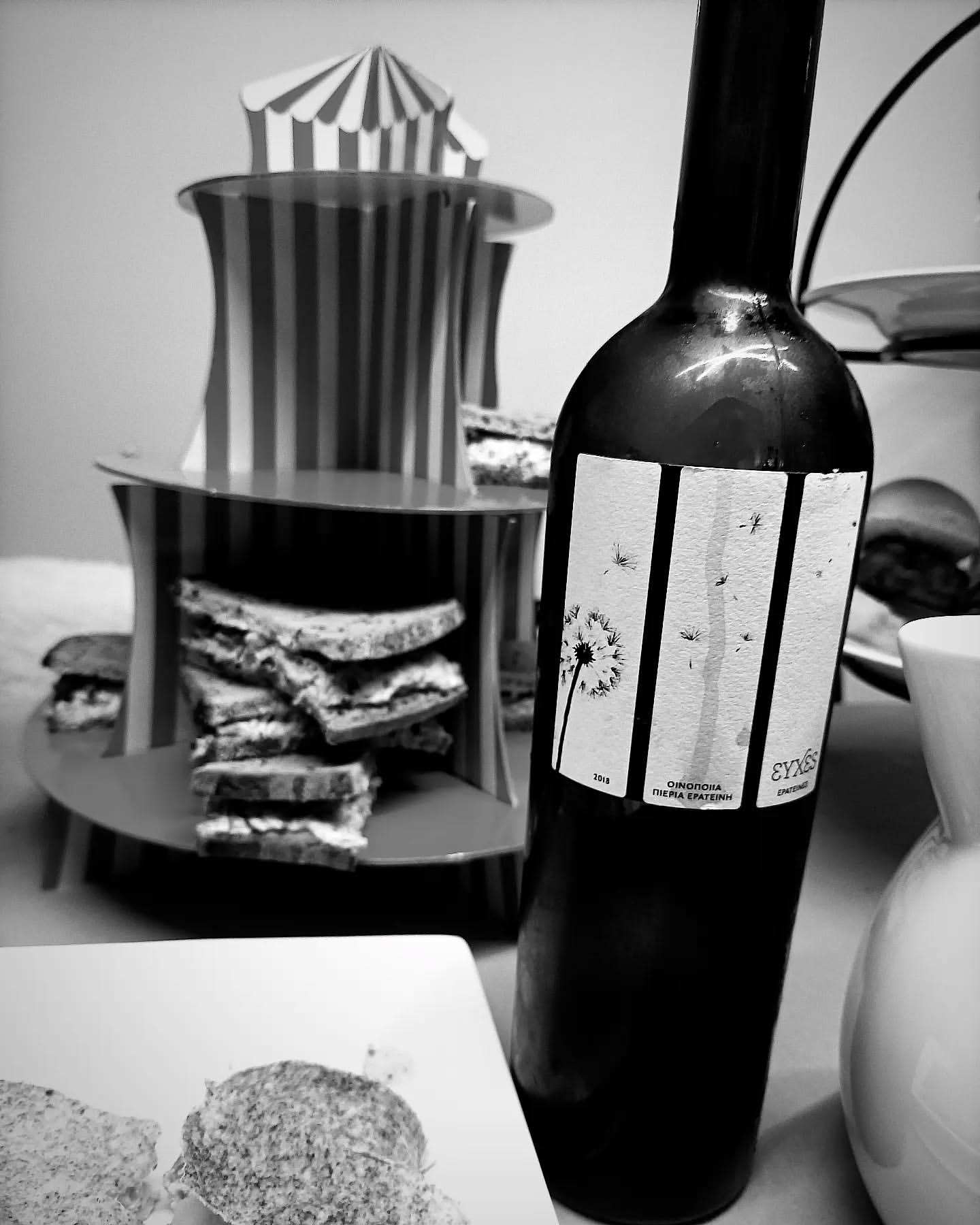 Rotwein PIERIA ERATINI Evches Red aus Holzfass Ausbau mit eleganter Etikettgestaltung