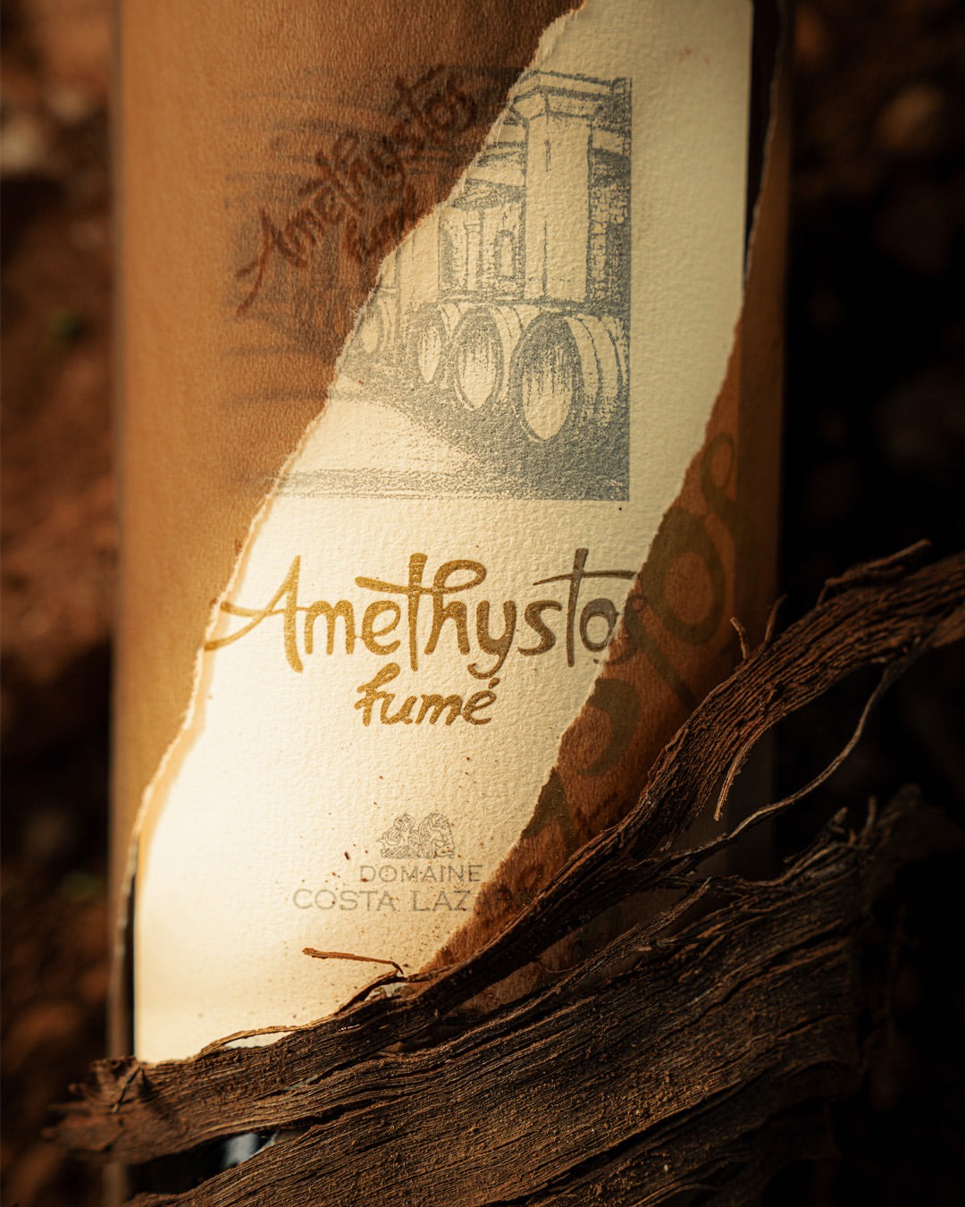 Amethystos Fumé Sauvignon Blanc Weinflasche mit Holz und Barrique-Fass im Etikettendesign