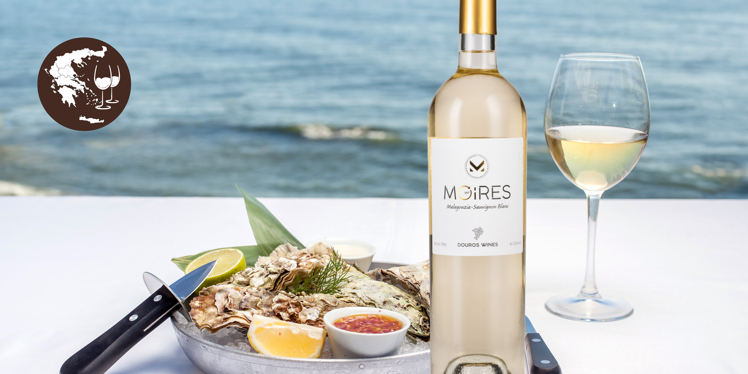 Weißwein Moires aus Malagousia Trauben in einer Flasche mit Etikett, serviert mit Austern und Zitrone.