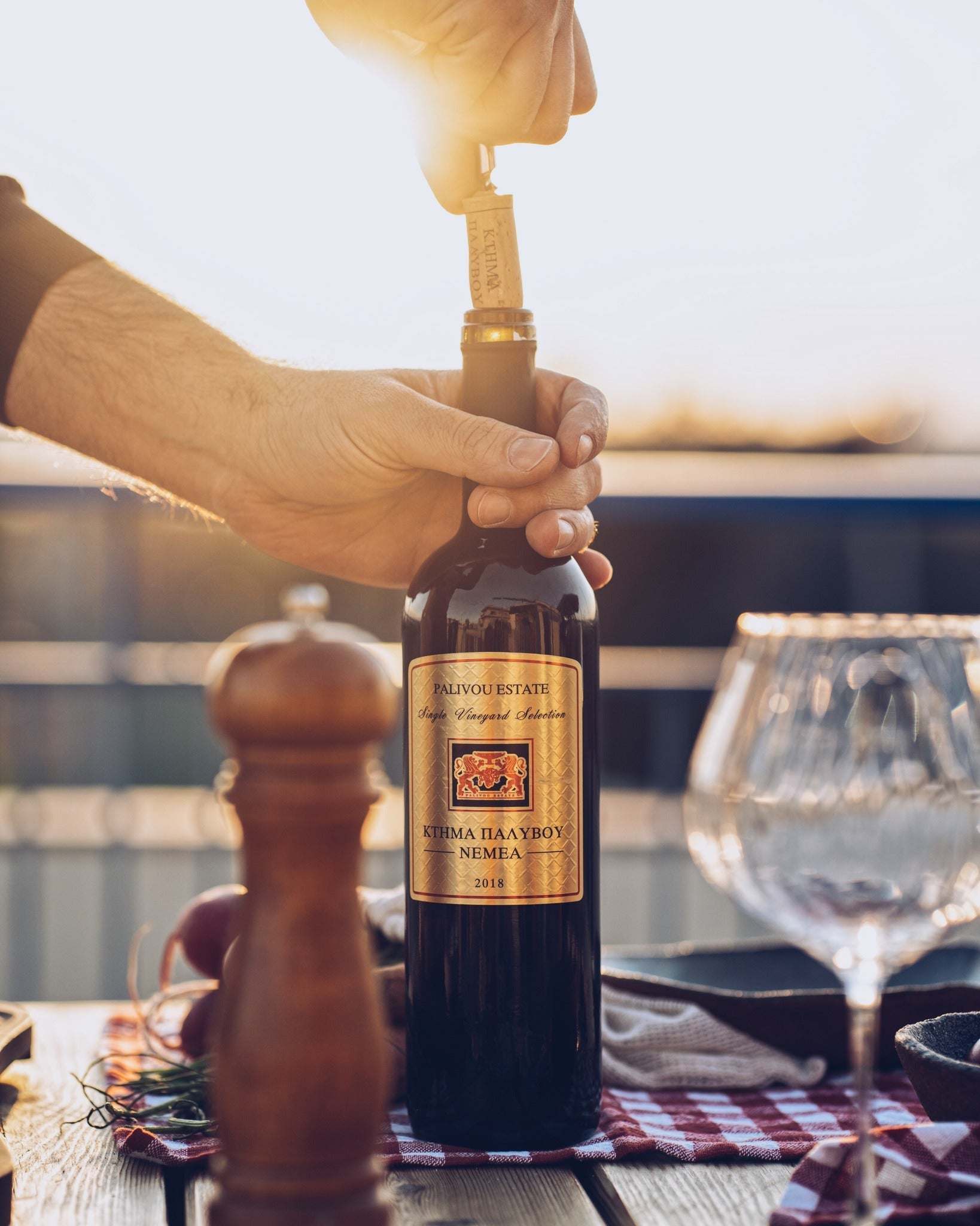 Nemea Gold trocken Rotwein 2022 Agiorgitiko aus Palivou Estate geöffnet mit Korkenzieher im Sonnenlicht
