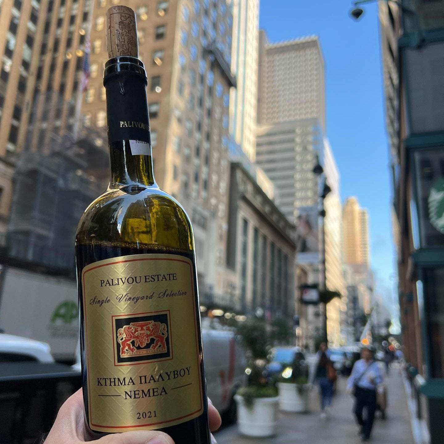 Nemea Gold trockener Agiorgitiko Rotwein von Palivou Estate mit edler Goldetikett-Flasche