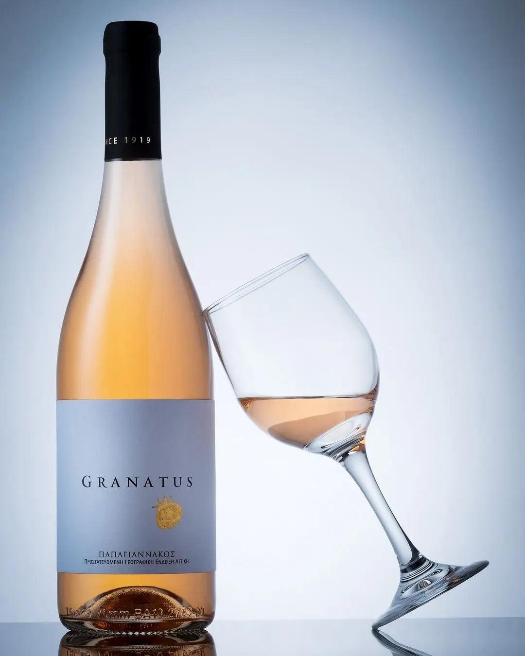 Papagiannakos Granatus Rosé Flasche mit Glas in lachsrosa Farbe aus Attika PGI Anbaugebiet