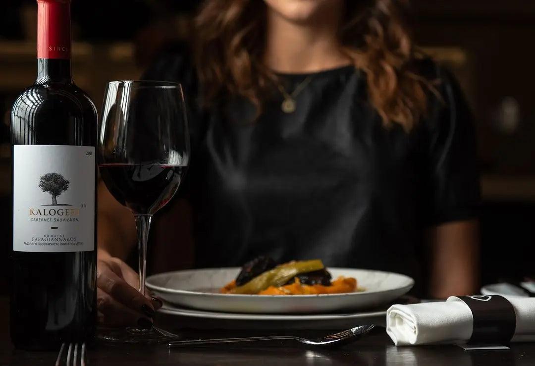 Kalogeri Cabernet Sauvignon Rotwein Flasche und Glas mit Essen zentralgriechischer Wein 2019