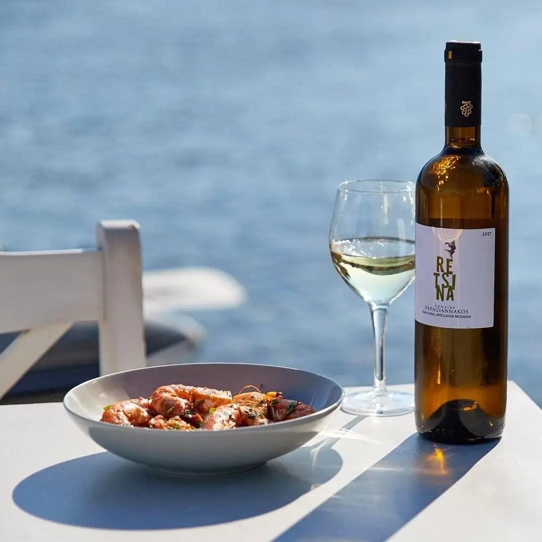 Papagiannakos Retsina Weißwein 2023 trocken geharzt mit Essen am Meer