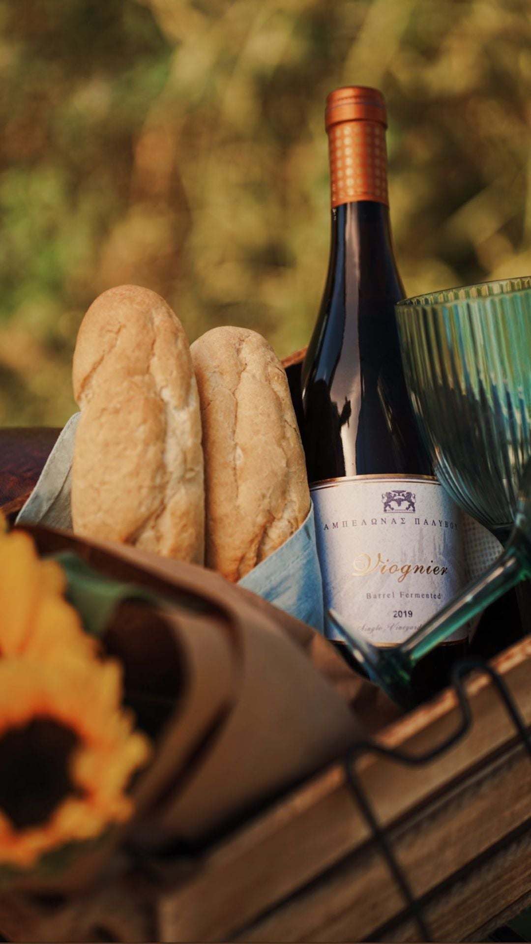 Viognier Palivou Weinflasche mit Brot und Glas auf Holztisch