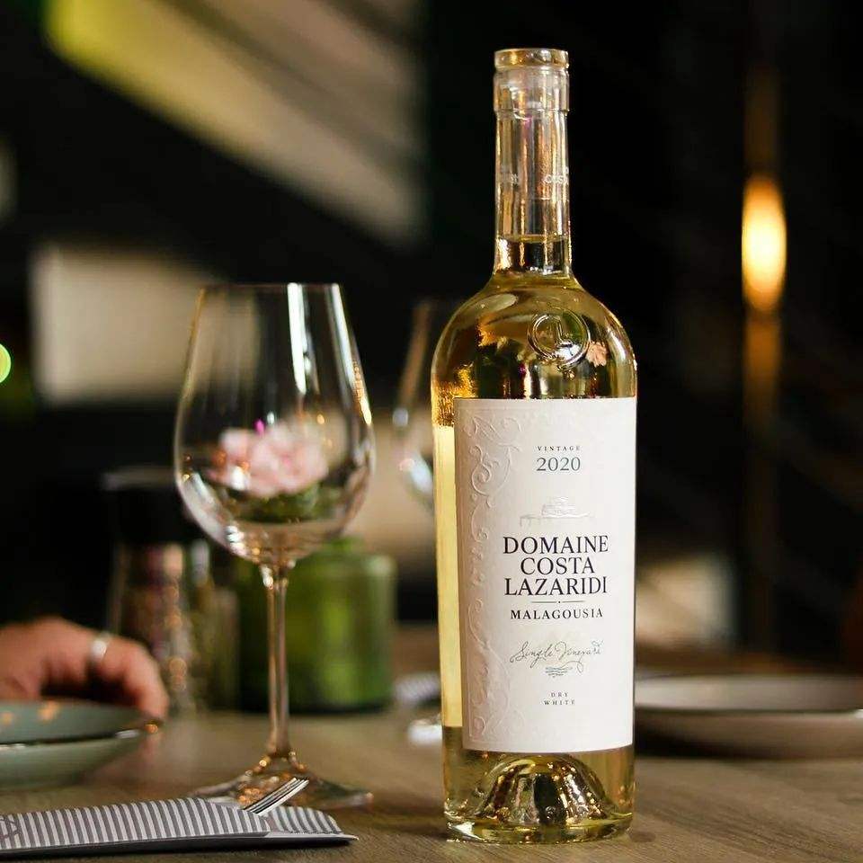 Malagousia Domaine Costa Lazaridi Weißwein Flasche mit Glas auf Tisch, 2020 Jahrgang