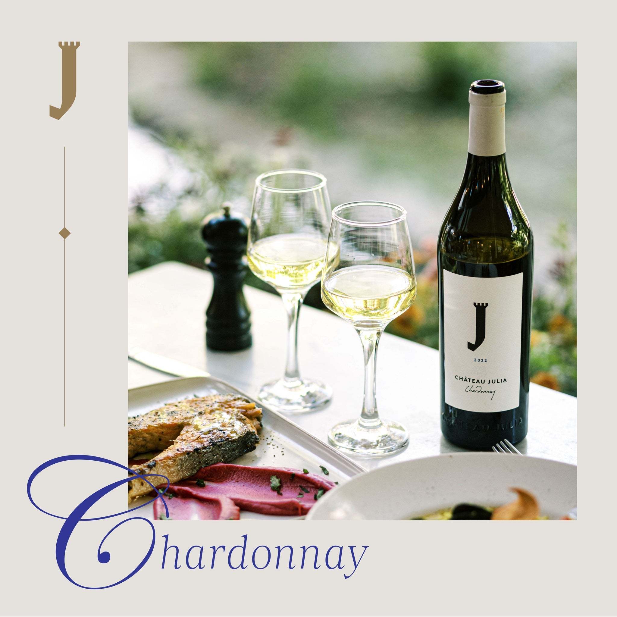 Chateau Julia Chardonnay Weißwein Flasche mit zwei gefüllten Gläsern und mediterranem Essen