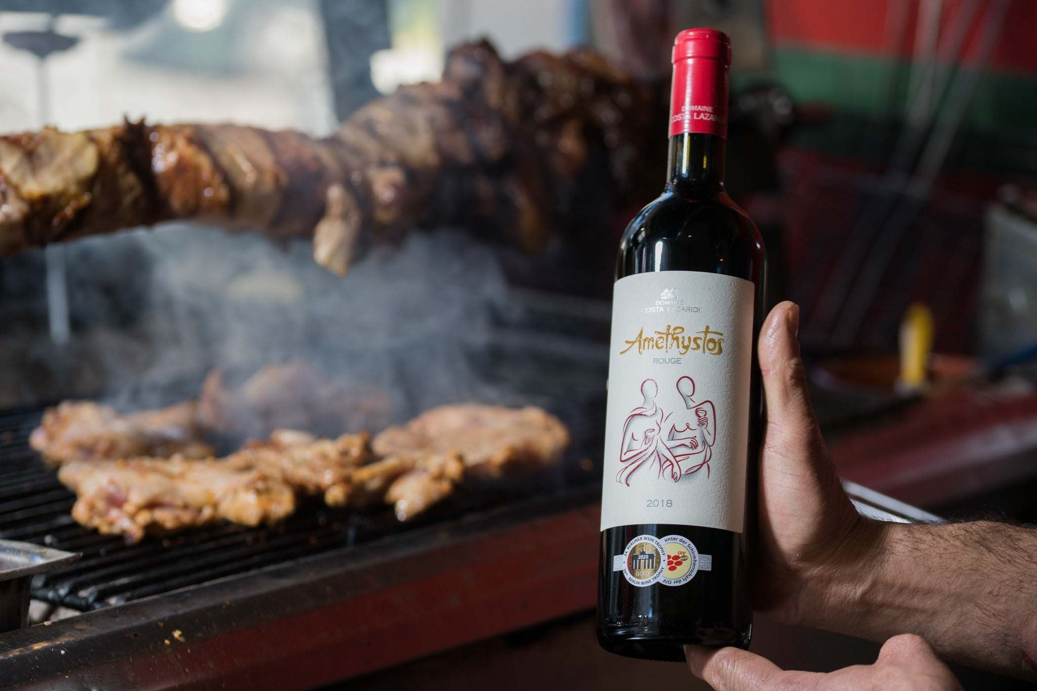 Flasche Amethystos Red Rotwein vor gegrilltem Fleisch als Passform zu rotem Fleisch und Lammgerichten