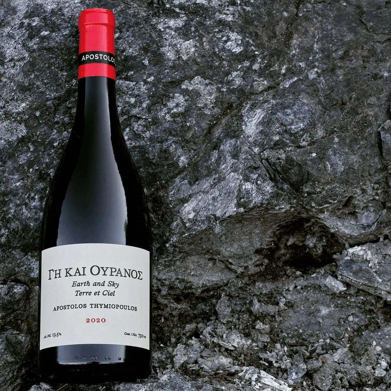 Flasche Erde und Himmel Rotwein aus Naoussa PDO, Xinomavro 2023, vor steinigem Hintergrund