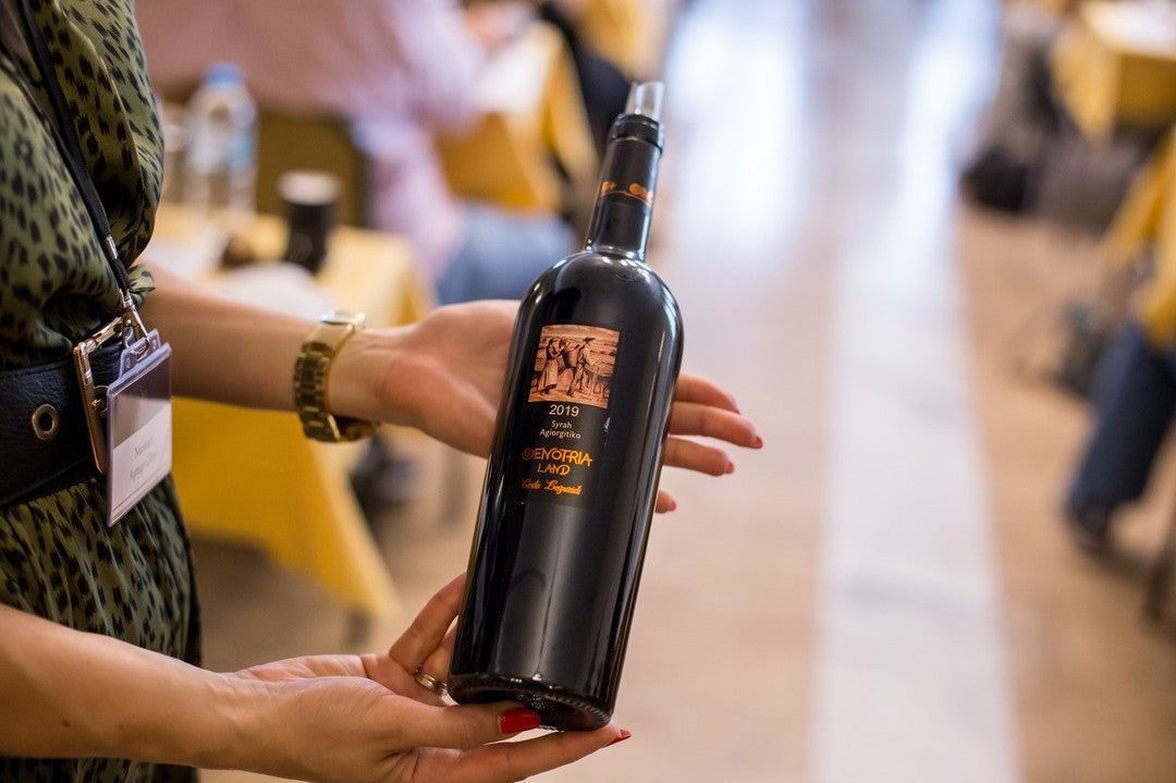 Oenotria Land Cabernet-Agiorgitiko Bio Rotweinflasche aus Attika mit Holzfass-Ausbau und 14,5% Alkoholvolumen