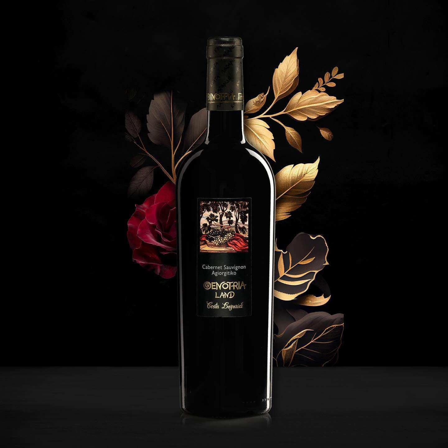 Oenotria Land Cabernet-Agiorgitiko Bio Rotweinflasche vor dunklem Hintergrund mit floralen goldenen und roten Akzenten