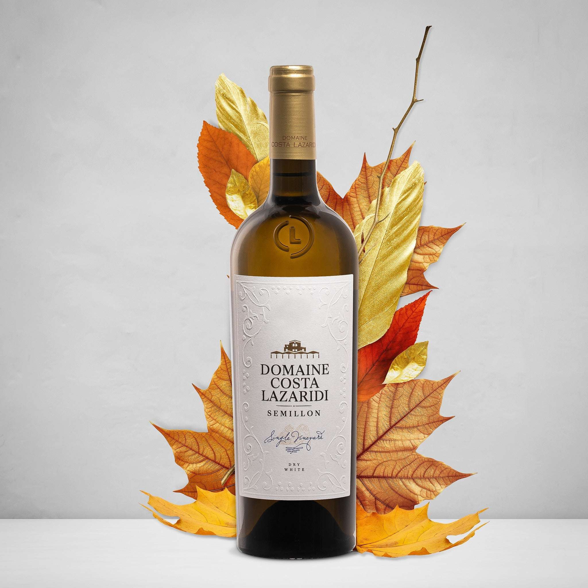 Semillon Domaine Costa Lazaridi Weißweinflasche vor herbstlichen Blättern, 2023 Jahrgang, Drama PGI Region, trocken, harmonisch und aromatisch
