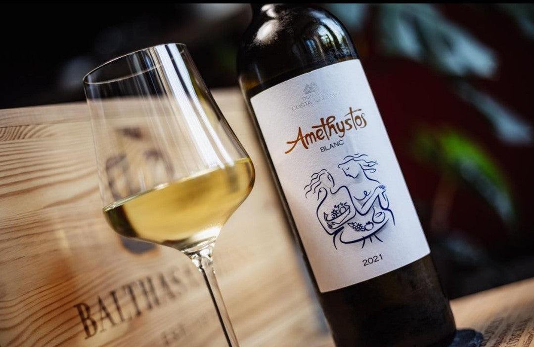 Amethystos White Weinflasche und Glas mit strohgelbem Weißwein aus Sauvignon Blanc und Assyrtiko, Jahrgang 2021