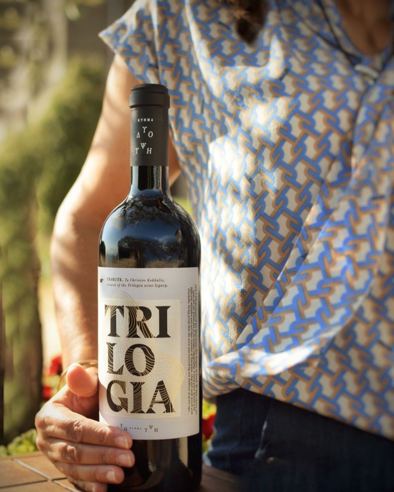 Trilogia Cabernet Sauvignon von Dyo Ipsi Estate in einer eleganten Flasche mit Holzfass Ausbau auf einem Tisch