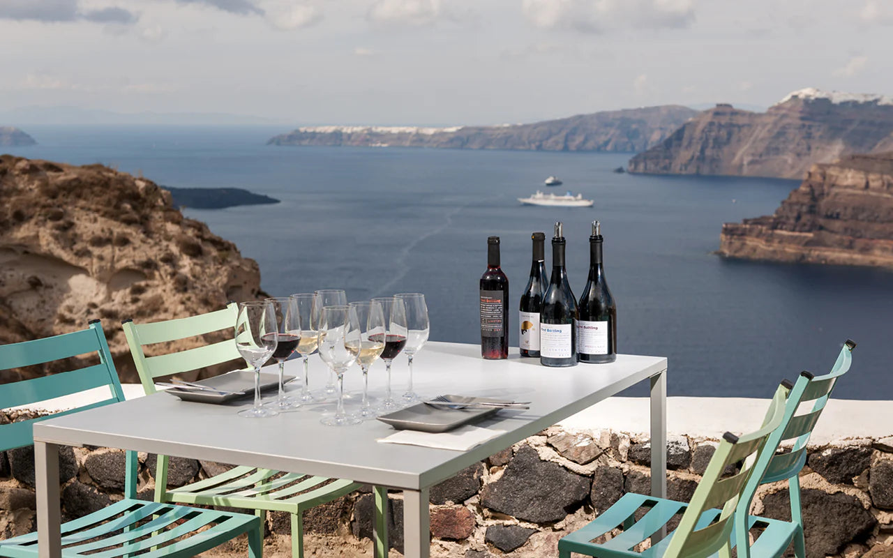 Mavrodaphne Weinverkostung in Griechenland mit Meerblick und Rotweinflaschen