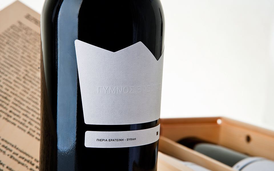 PIERIA ERATINI Pieria Eratini Naked King Syrah in eleganter Flasche mit minimalistischer Etikettgestaltung