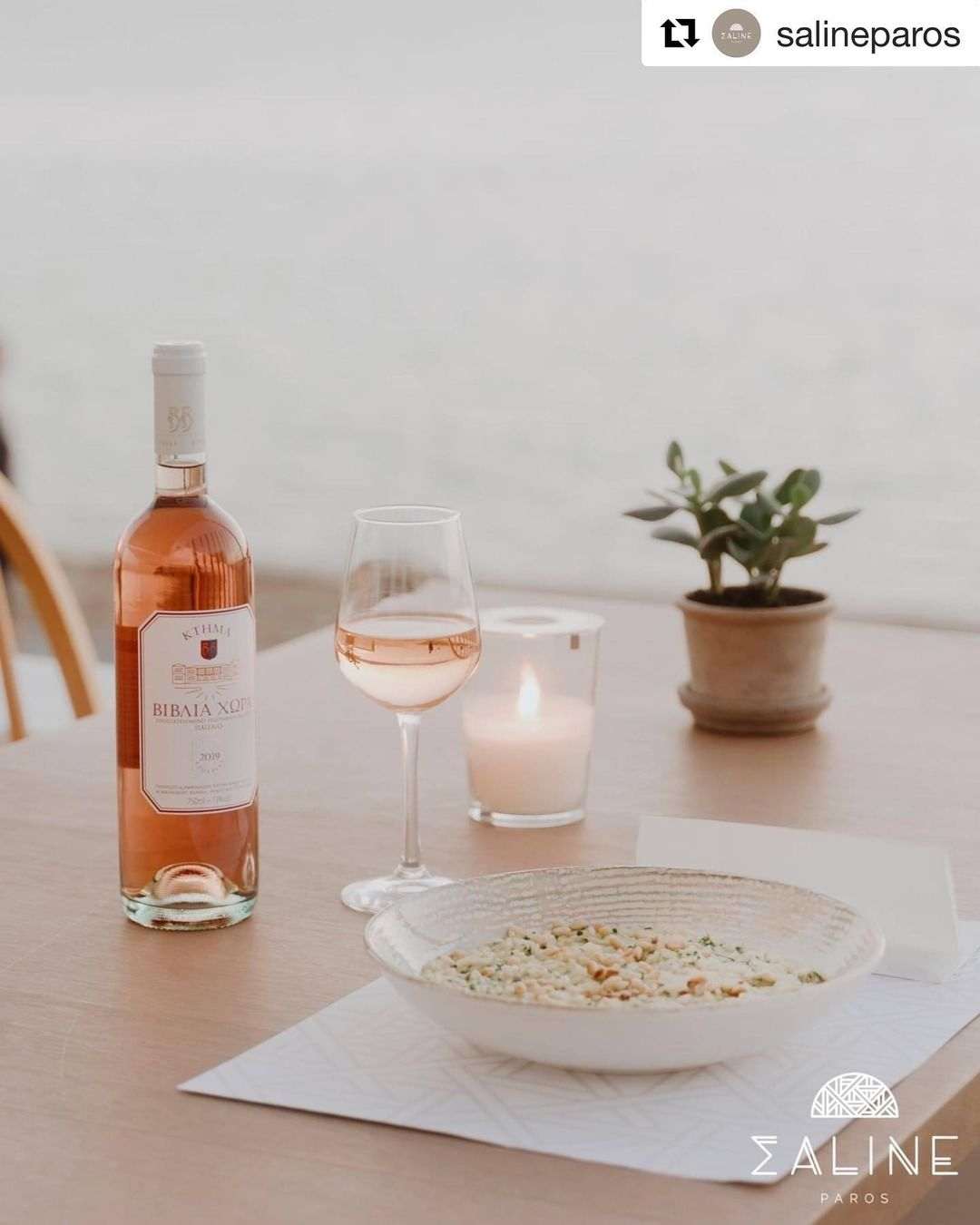 Biblia Chora Rosé 2024 Syrah Roséwein mit fruchtigen Aromen in Glas neben Weinflasche und Teller auf Tisch