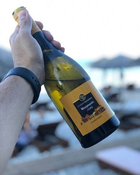 Tselepos Marmarias Chardonnay 2024 Weinflasche mit Korkverschluss am Strand gehalten