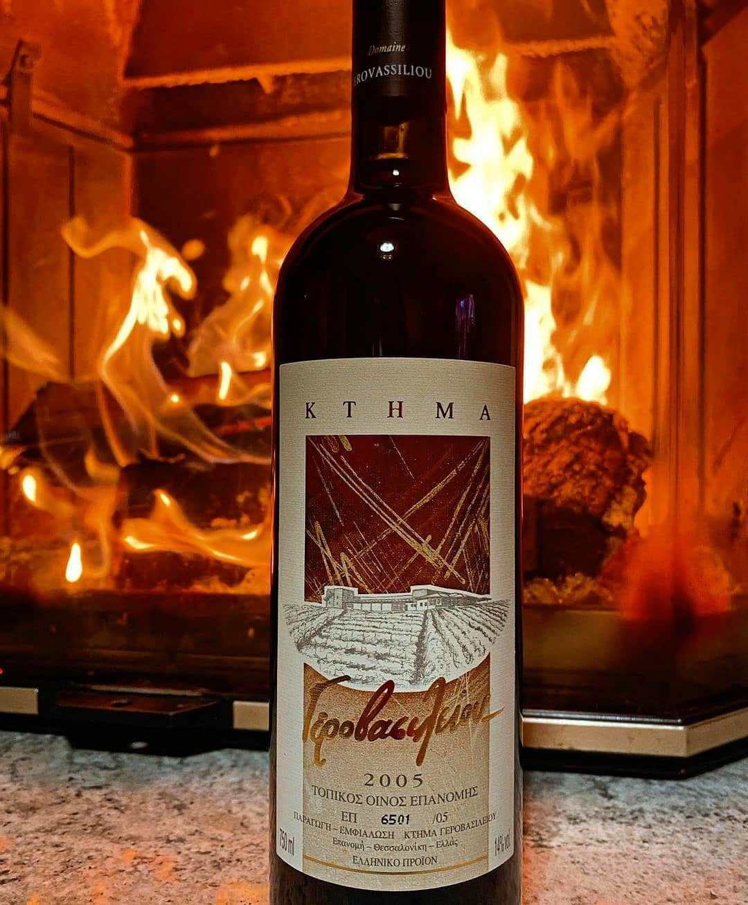 Gerovassiliou Red 2005 Flasche vor Kaminrotwein aus Epanomi Syrah Merlot Limnio Barrique