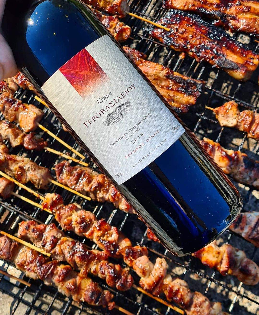 Flasche Gerovassiliou Red Rotwein auf Grill mit Fleischspießen