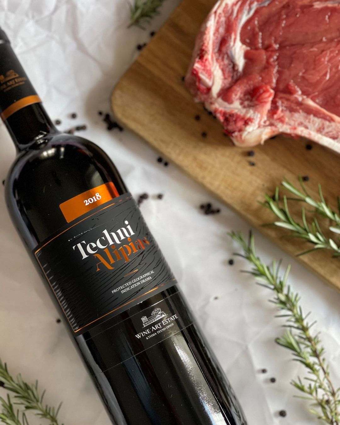 Techni Red Rotwein aus Drama PGI, Cabernet Sauvignon und Agiorgitiko, 12 Monate Barrique gereift, fruchtig mit Aromen von Kirschen, Pflaumen, Kaffee und Vanille