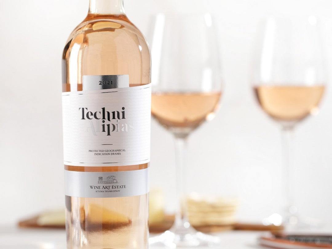 Flasche Techni Rosé Wein aus Drama mit hellrosa Farbe und Fruchtnoten von Himbeere, Kirsche und Erdbeere, 2024er Jahrgang