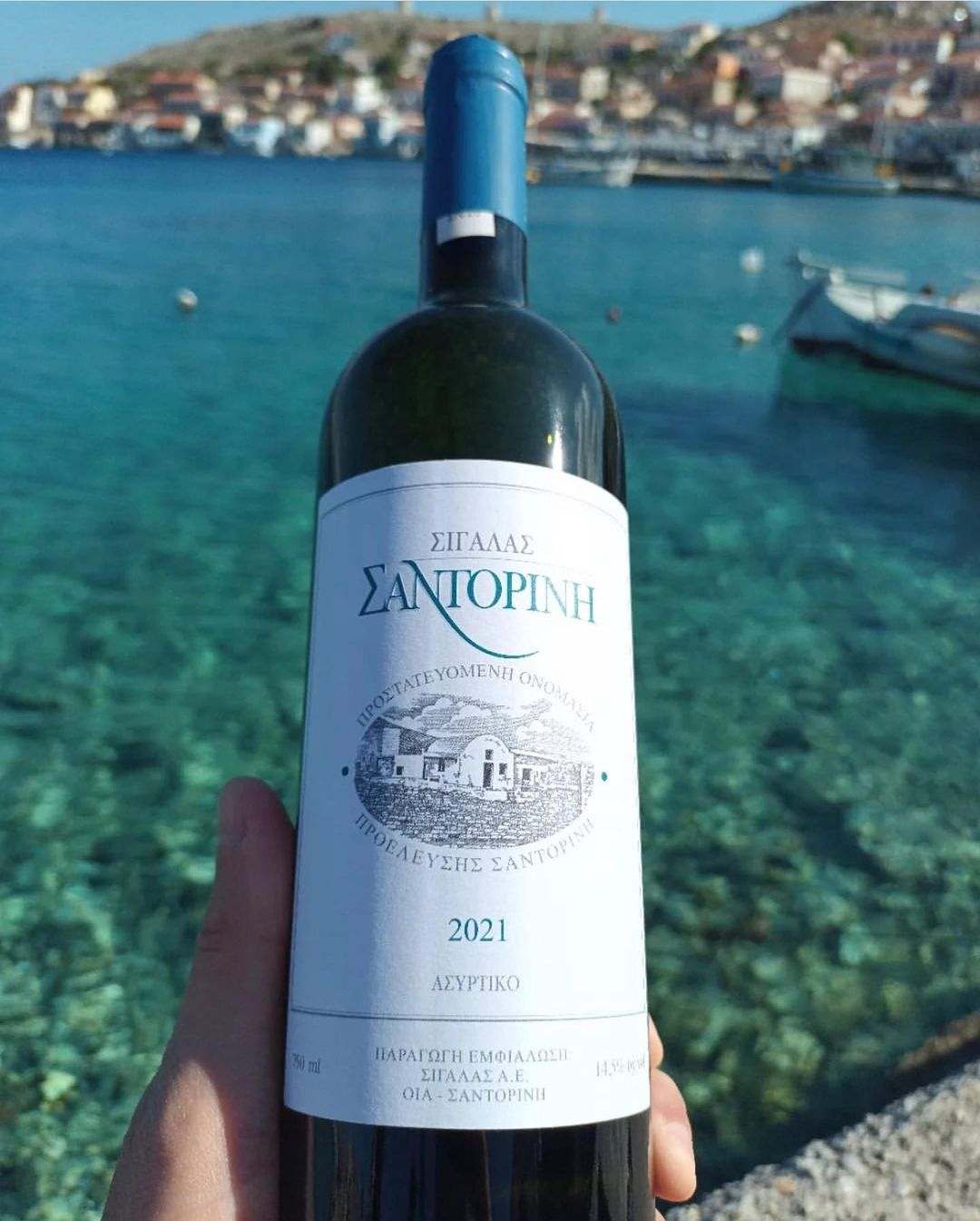 Flasche Sigalas Santorini Assyrtiko Weißwein 2021 vor Meer Kulisse