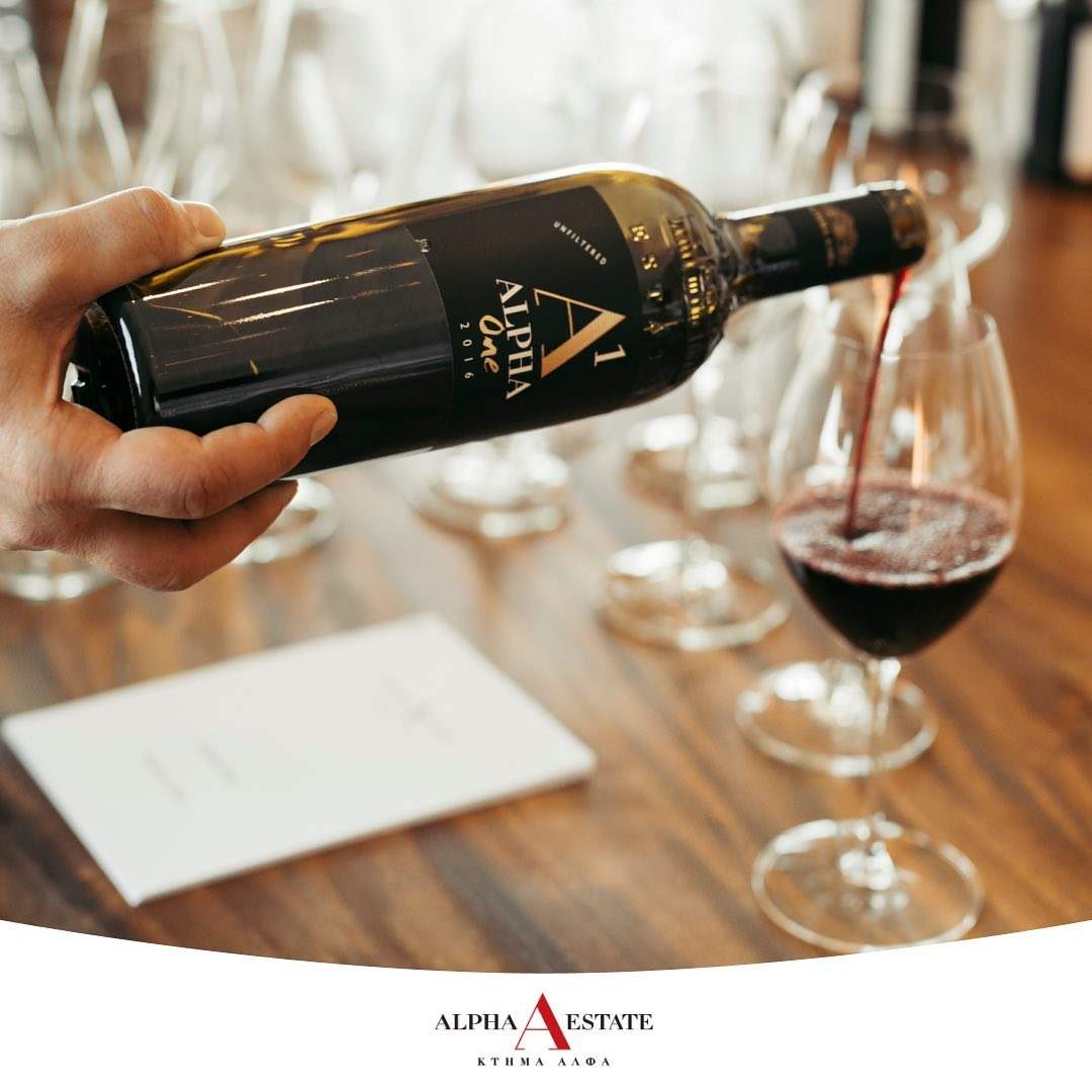 Alpha Estate ONE 2018 Rotwein aus Florina PGI, Xinomavro und Montepulciano, Hand beim Einschenken in Weinglas