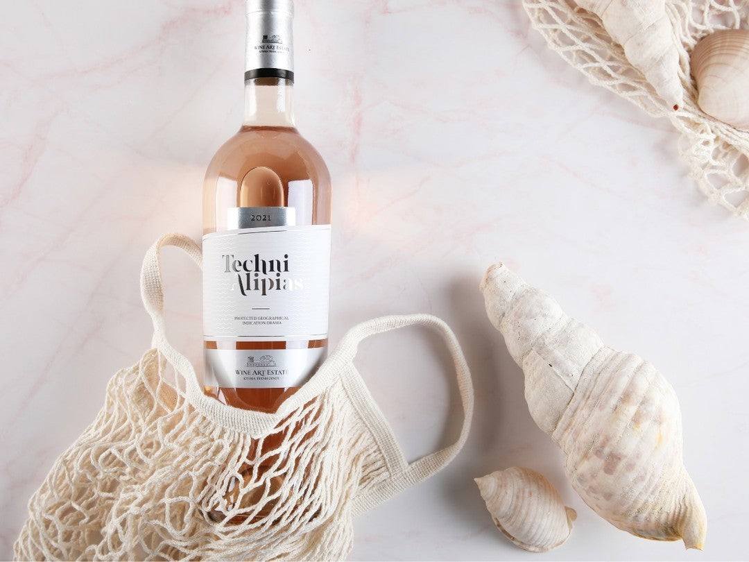 Techni Rosé Weinflasche aus Drama PGI mit heller rosa Farbe und fruchtigen Aromen aus Cabernet, Syrah, Merlot, Sangiovese und Nebbiolo Rebsorten