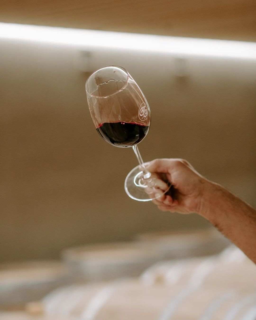 Tselepos Deux Collines Rotwein im Glas mit intensiver Farbe und eleganter Rebsortenmischung aus Arkadien