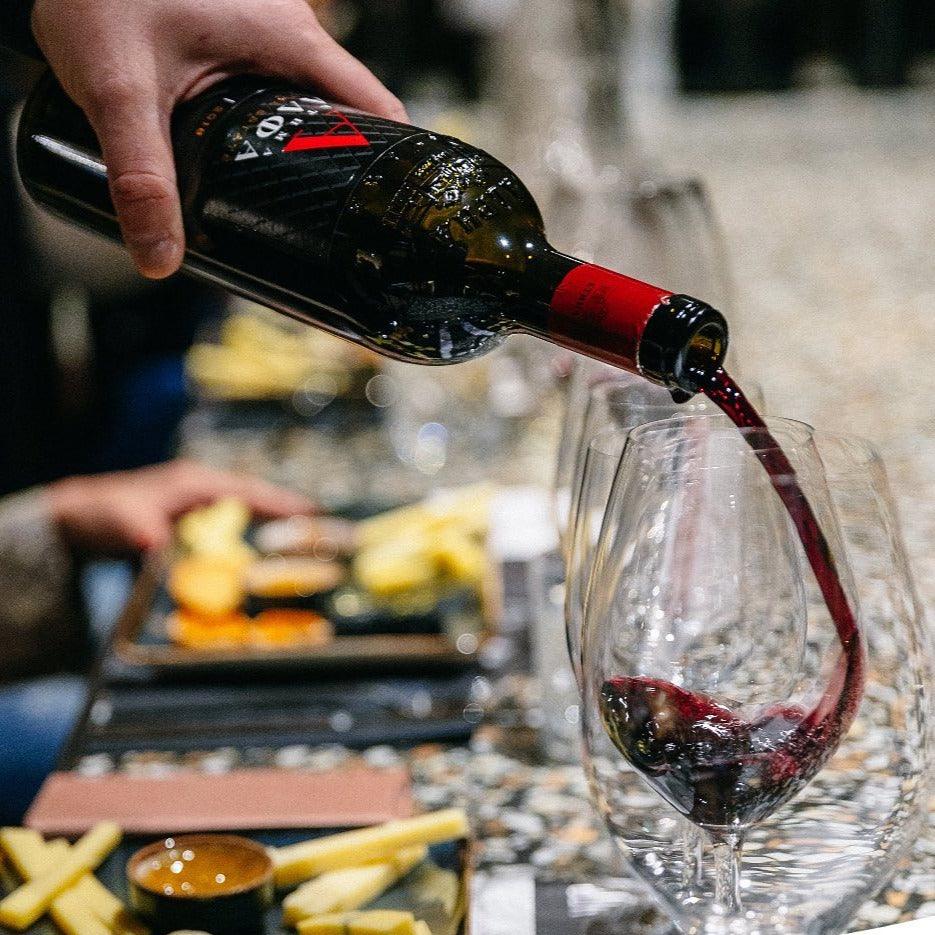 Alpha Estate SMX Rotwein 2022 mit Syrah, Merlot und Xinomavro aus Florina, eingegossen in Glas, ideal zu Steak und Käse