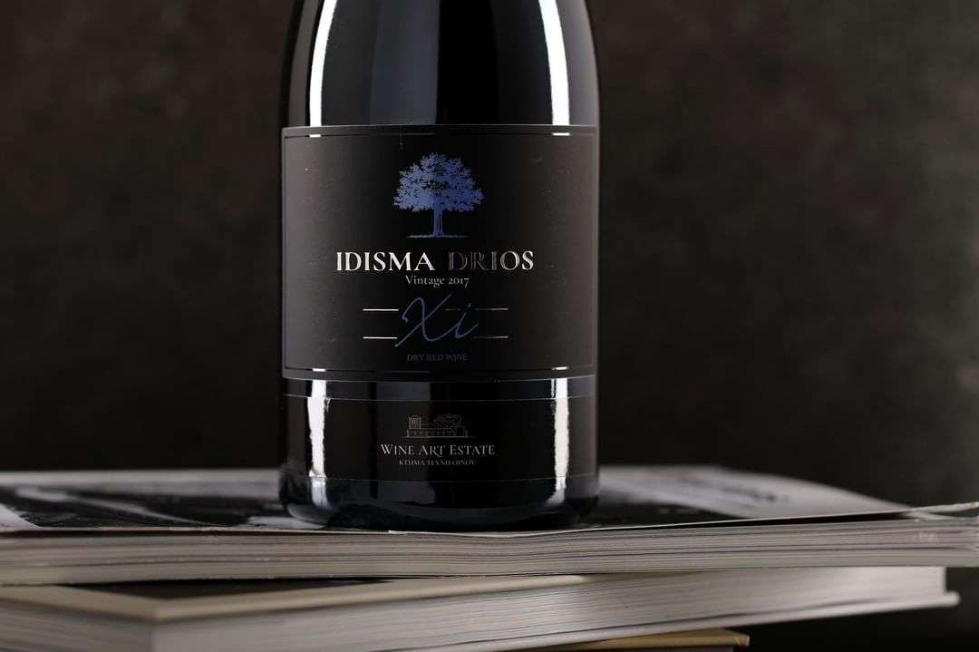Flasche Idisma Drios Xinomavro Rotwein aus Drama PGI mit Barrique-Ausbau und elegantem Etikett