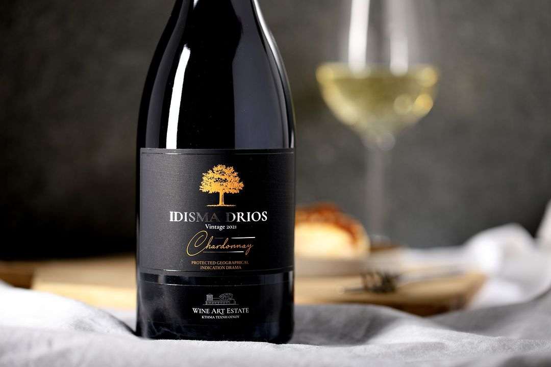 Idisma Drios Chardonnay Weinflasche mit goldgelbem Weißwein und Barrique-Ausbau