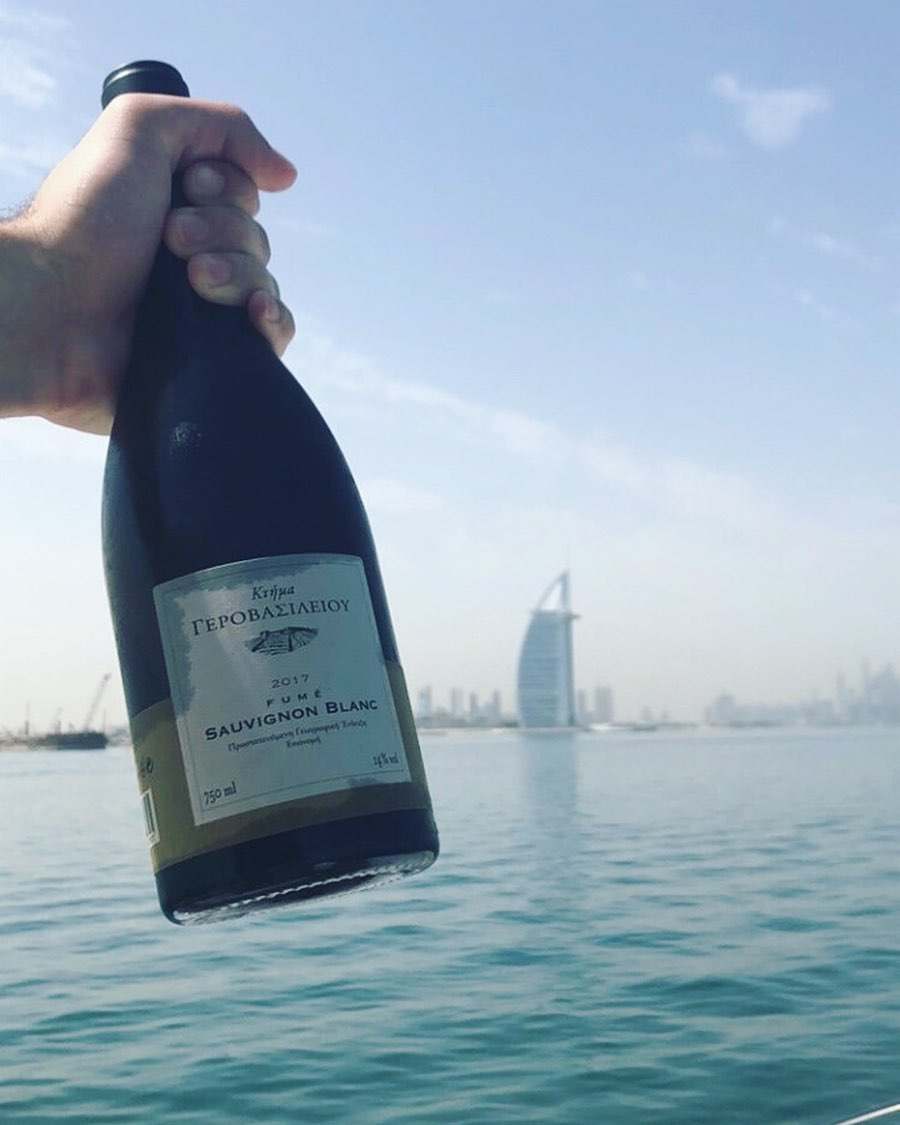 Gerovassiliou Sauvignon Blanc 2023 Flasche vor Meer und Stadtpanorama in Epanomi