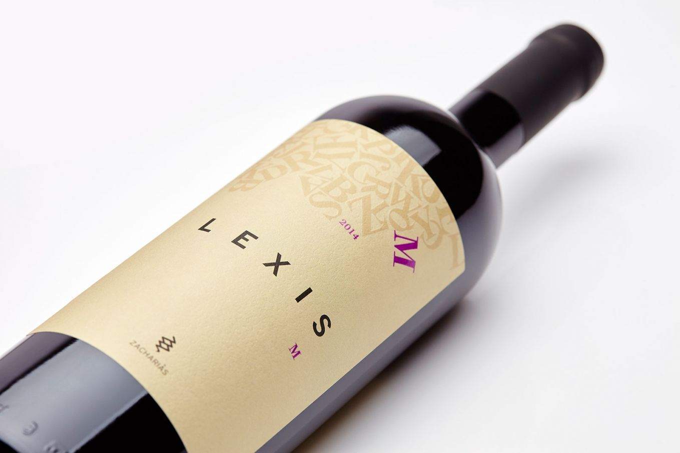 Lexis Mavrodaphne Rotwein 2021 aus Peloponnes mit dunkler Farbe und Aromen von Kirsche, Schokolade und Gewürzen