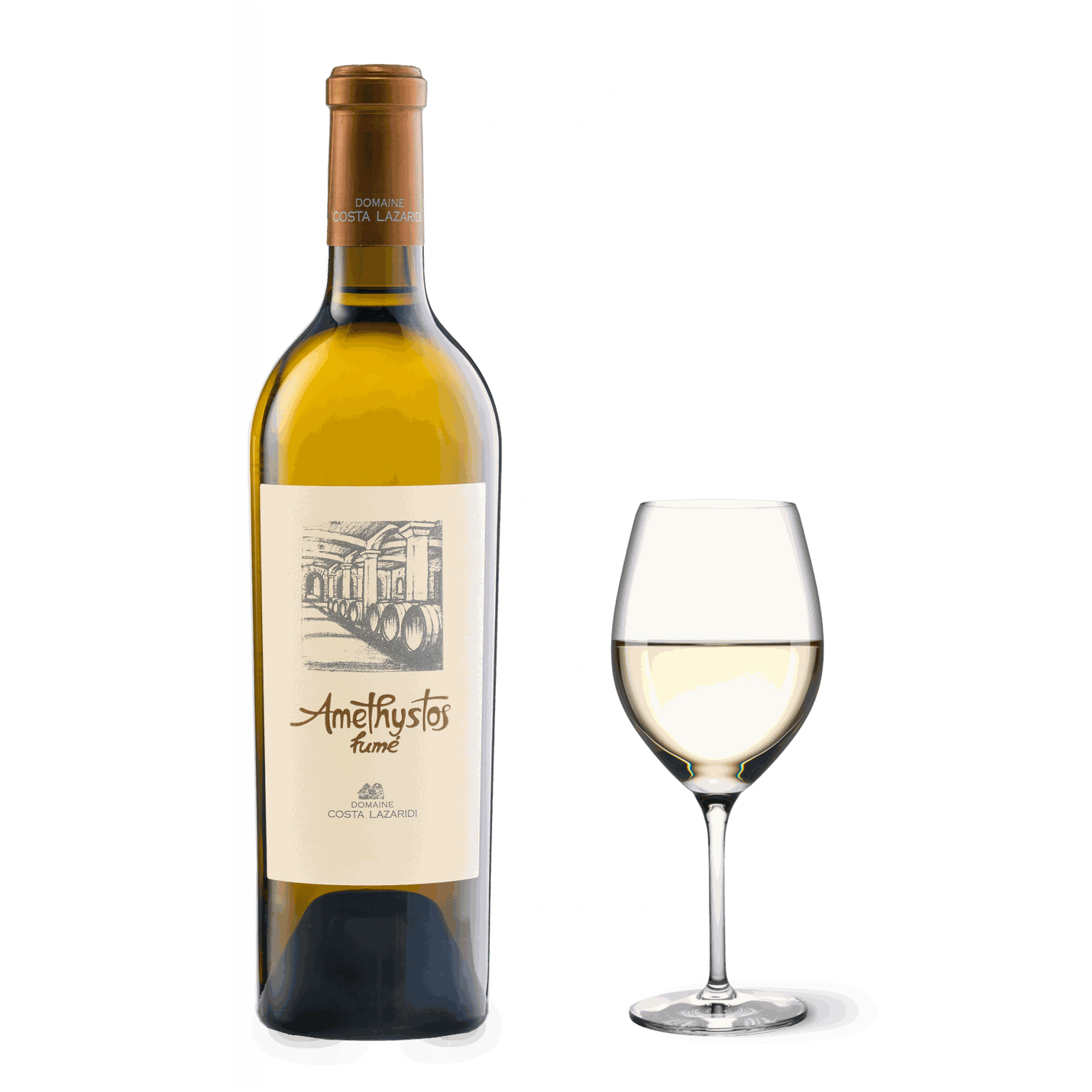 Flasche Amethystos Fumé Sauvignon Blanc 2021 mit gefülltem Weinglas auf weißem Hintergrund
