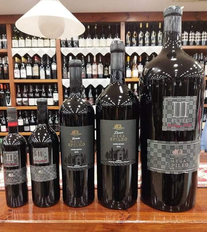 Verschiedene Flaschengrößen des Mega Spileo Cuvee III Rotweins aus Achaia mit Mavrodaphne, Cabernet und Agiorgitiko.