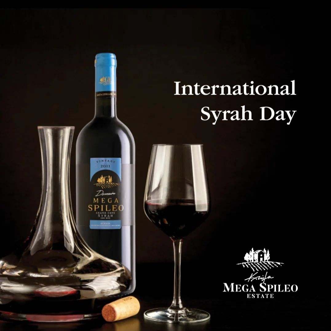 Flasche Mega Spileo Syrah Wein mit Glas und Dekanter vor schwarzem Hintergrund, International Syrah Day Schriftzug