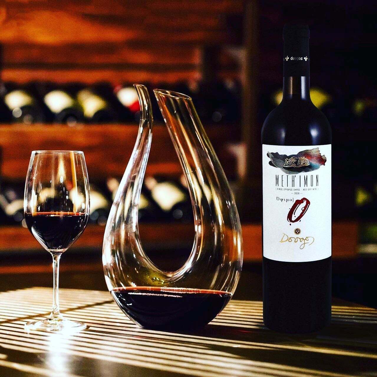 Dougos Methimon Opsimo Rotwein 2018 aus Thessalien mit Limniona, Syrah und Grenache Rebsorten in Dekanter und Glas