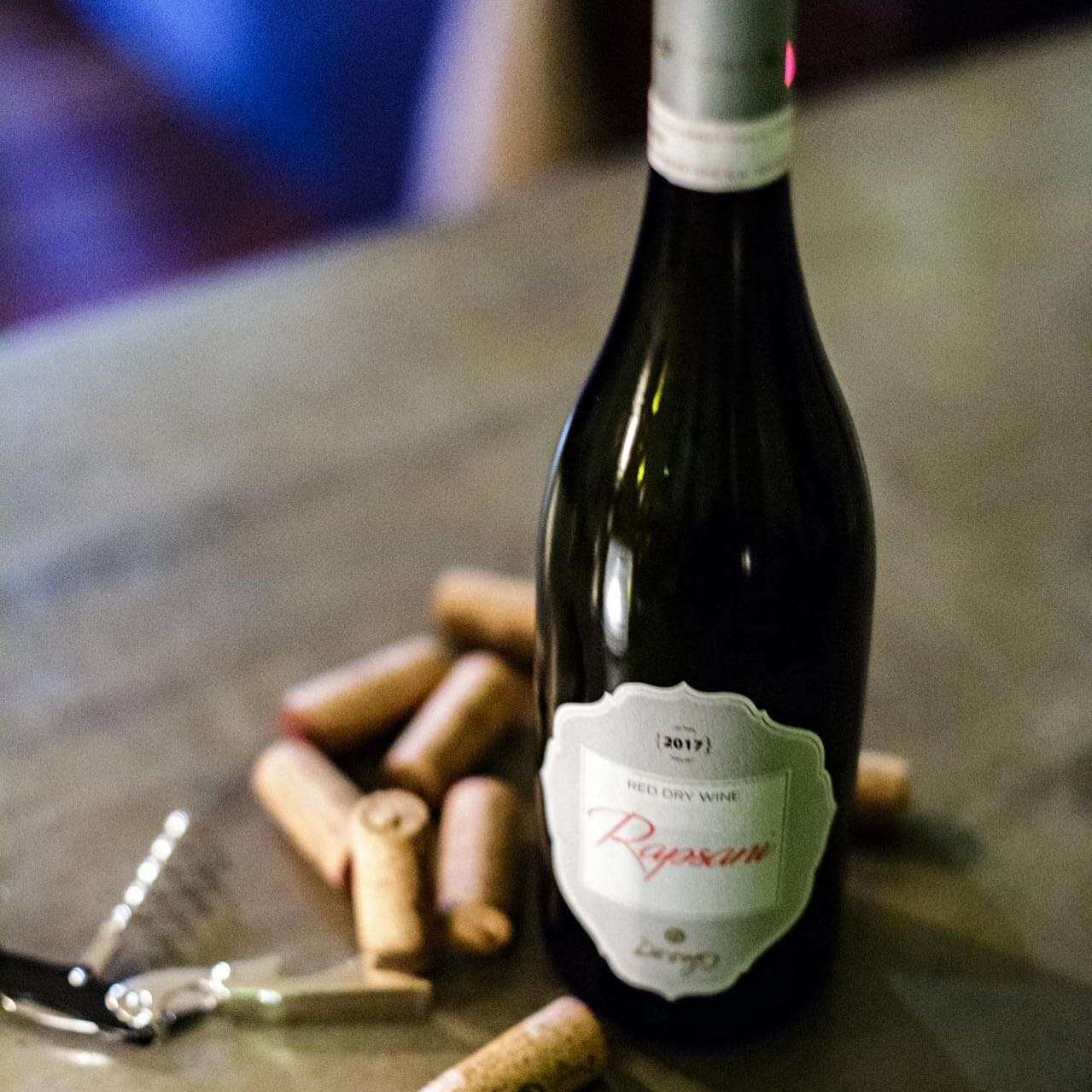 Dougos Rapsani Rotwein 2020 mit Xinomavro, Krassato, Stavroto aus Thessalien, trocken, 13,5% Vol., Korkverschluss, reift 12 Monate im Holzfass und Flasche