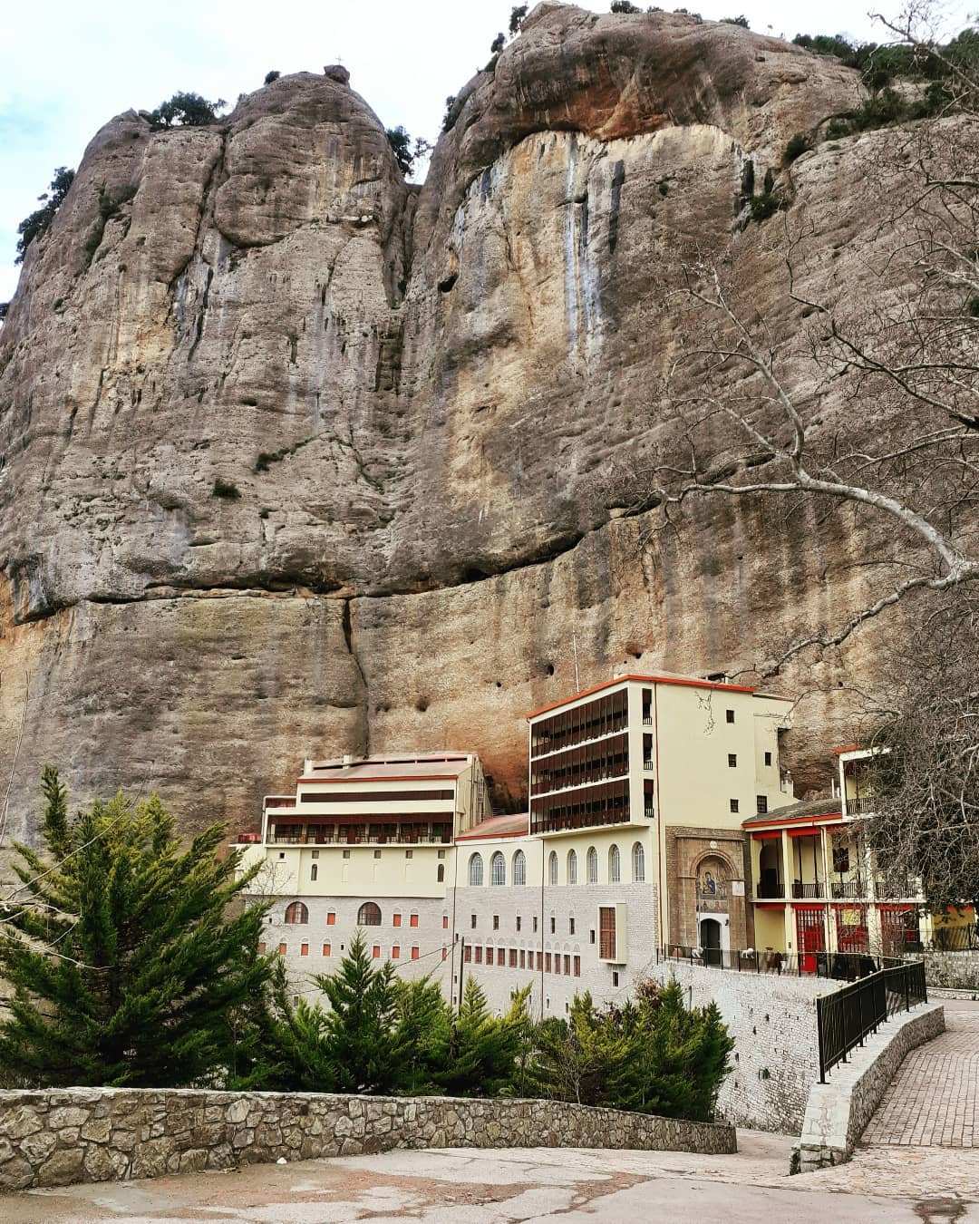 Mega Spileo Moscato Wein Kellerei vor Felsen in Achaia Griechenland trockener Weißwein Jahrgang 2022