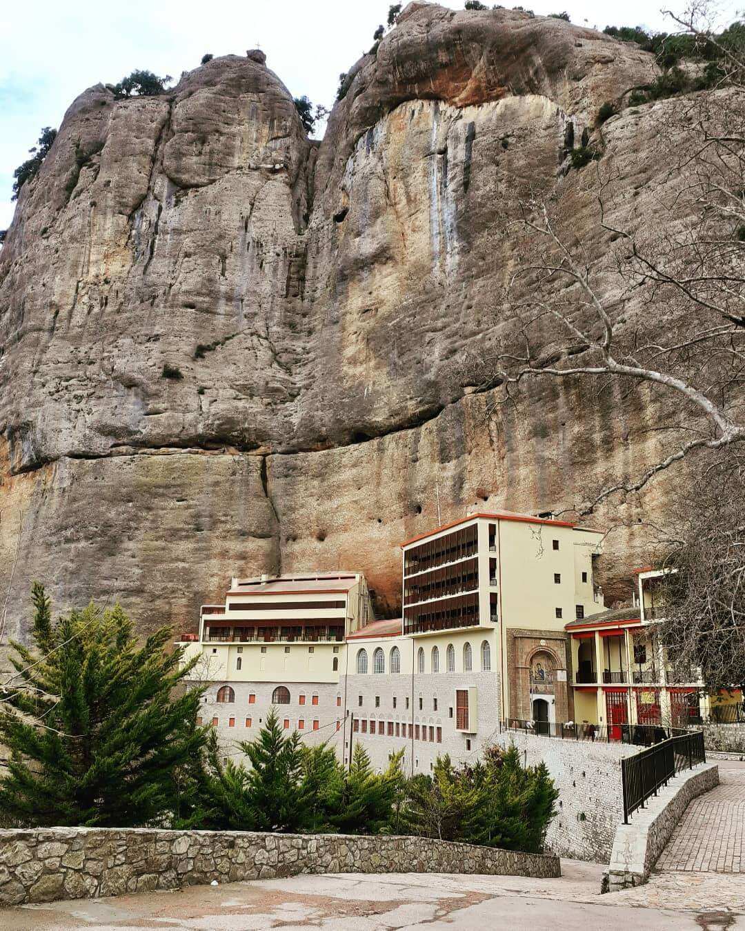 Mega Spileo Domaine White Weinberg am Hang mit Felsen in Achaia PGI