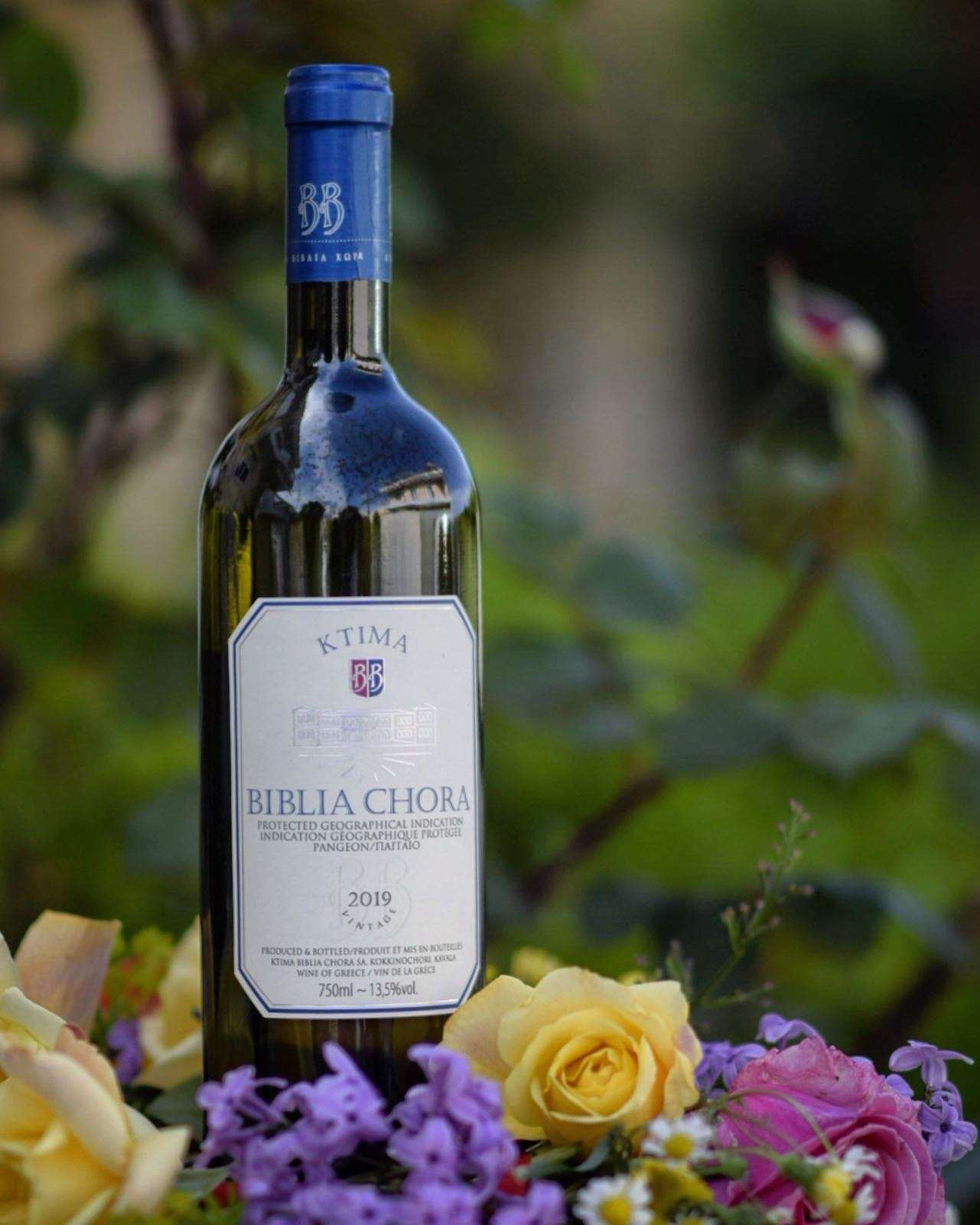 Flasche Biblia Chora Weisswein 2019 mit Blumen im Hintergrund